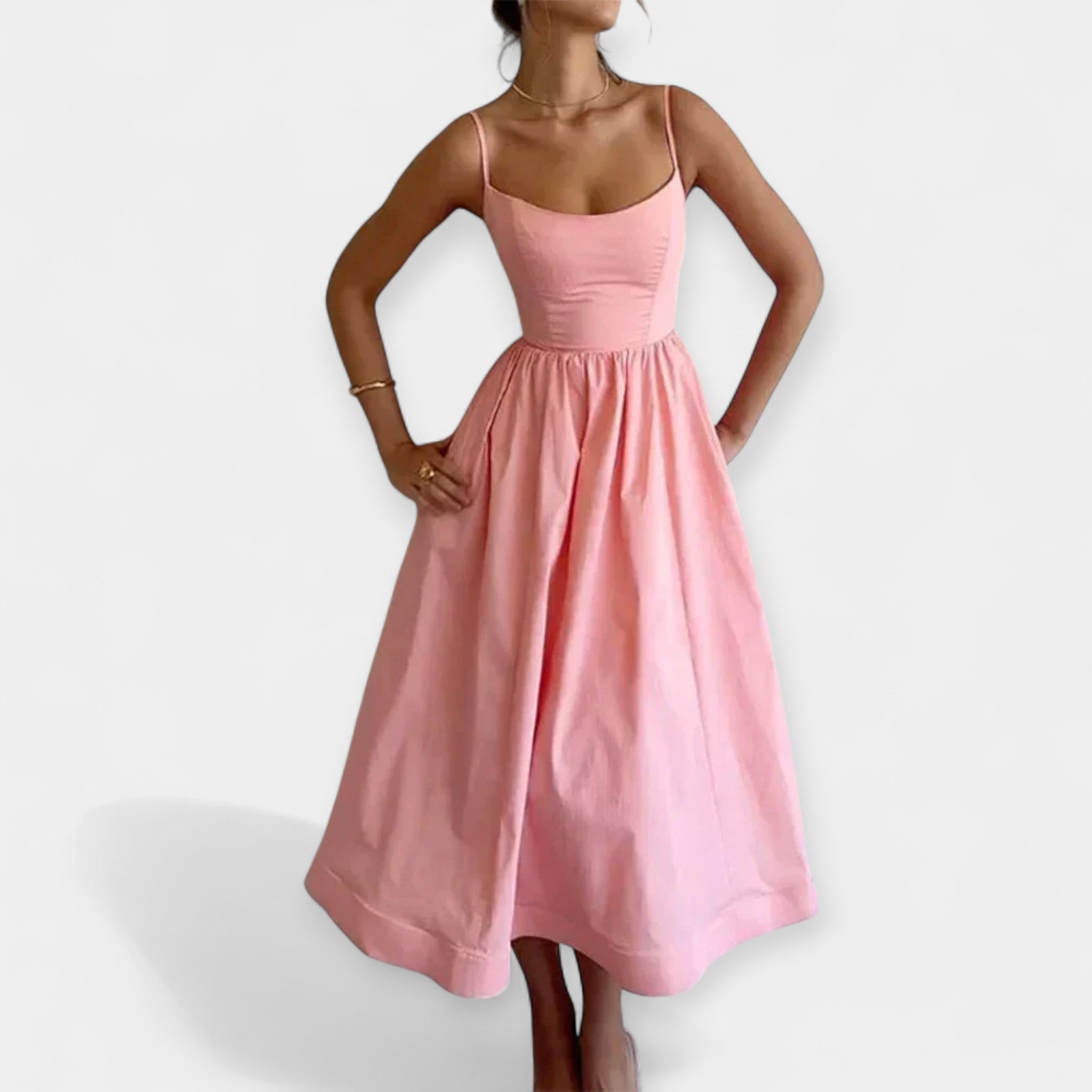 Vestido mini con escote redondo y tirantes