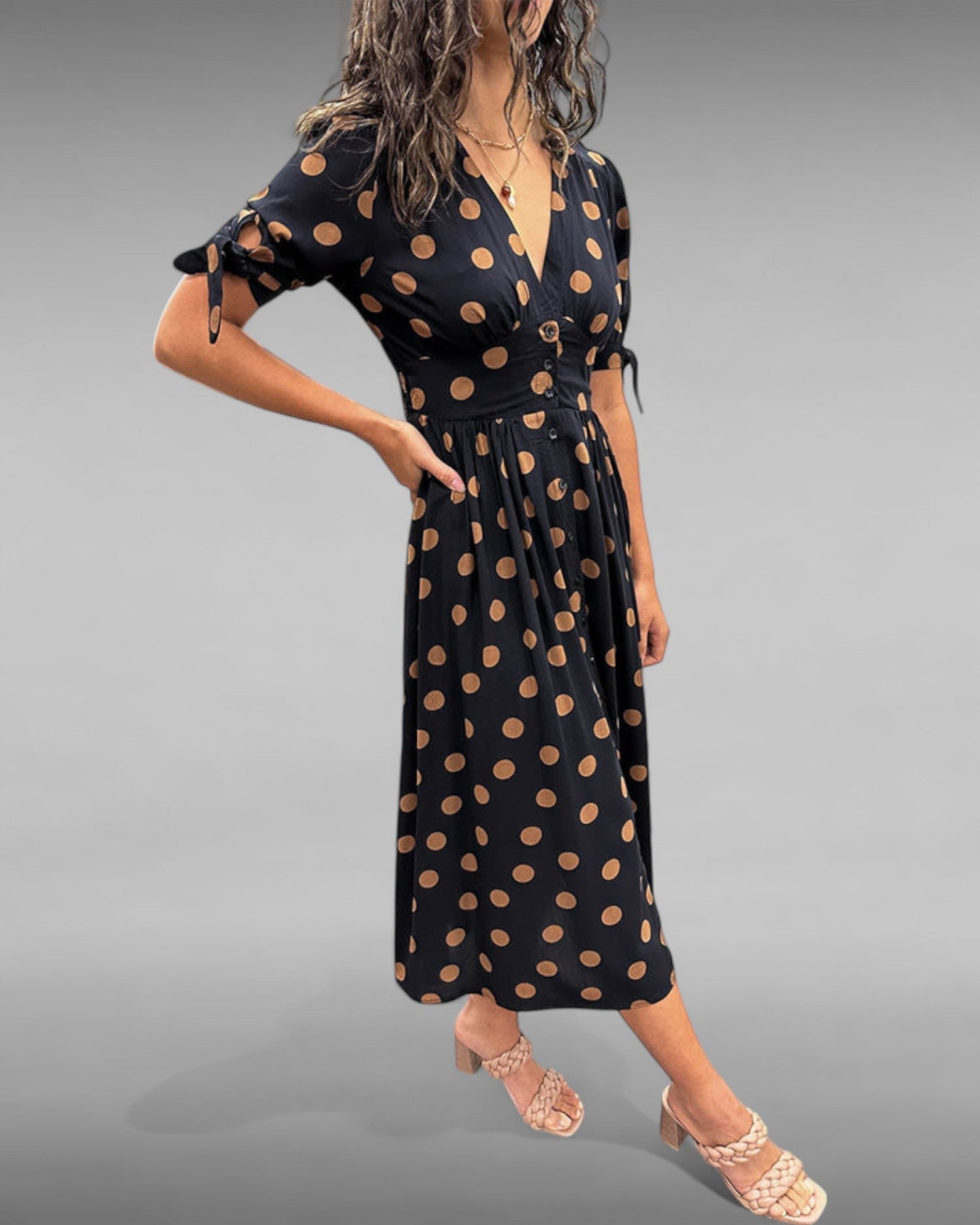 Vestido con Lunares y Detalles Elegantes