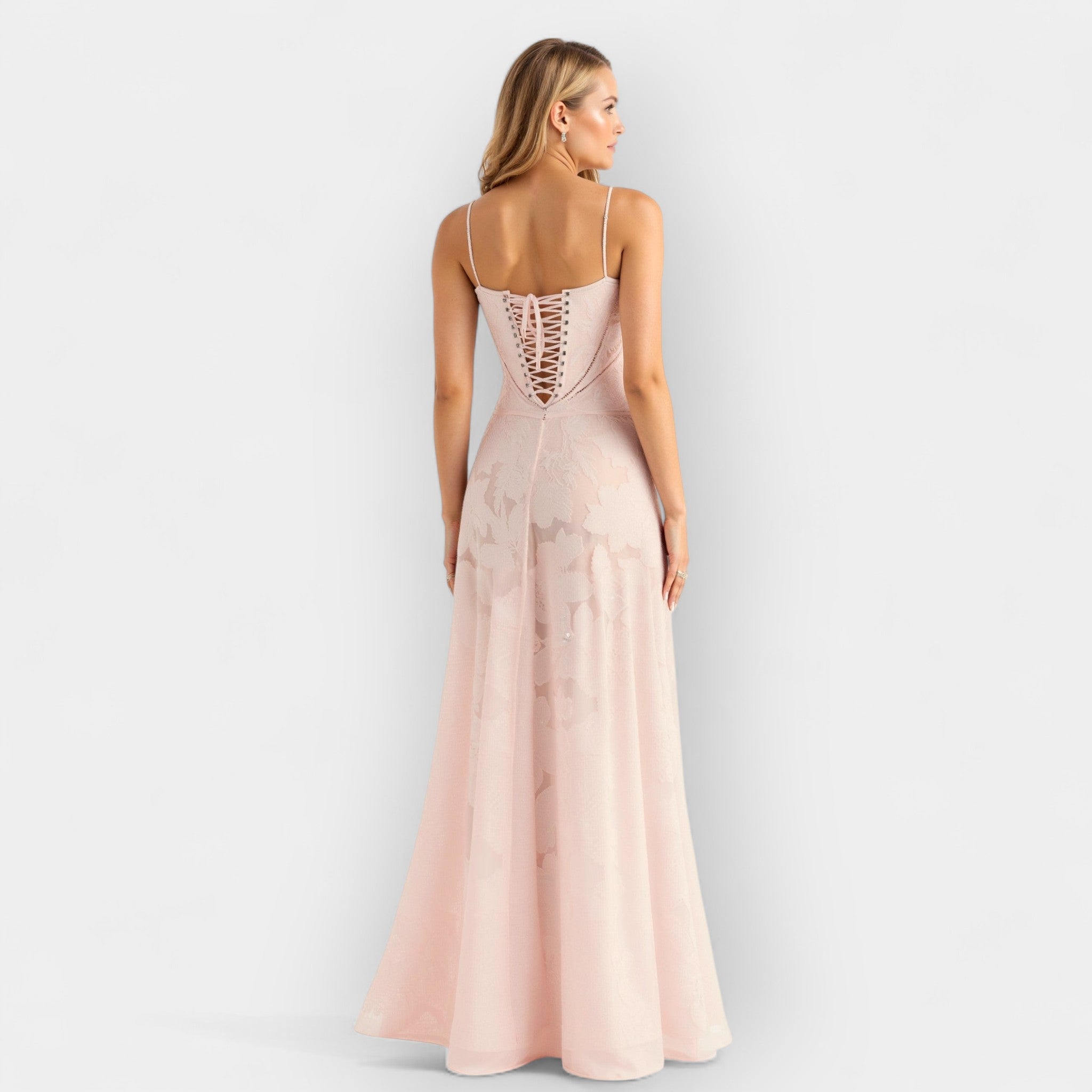 Vestido romántico con tirantes finos