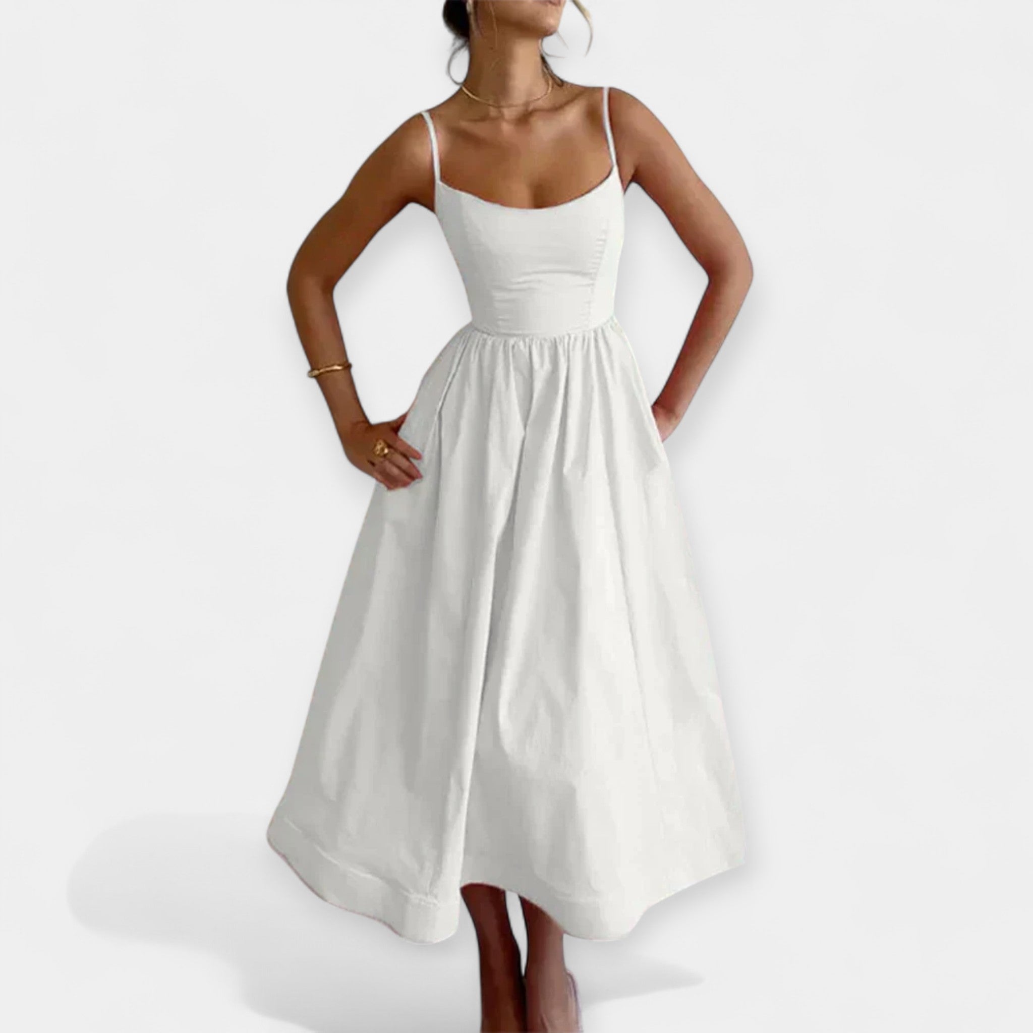 Vestido mini con escote redondo y tirantes