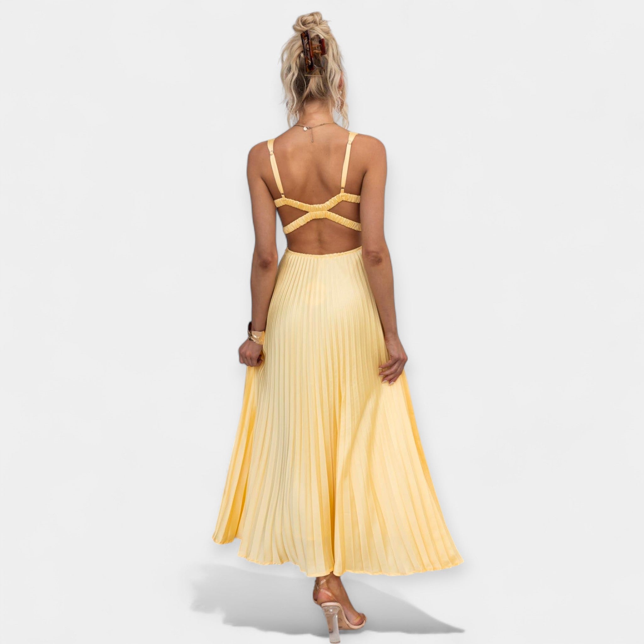 Vestido maxi plisado en amarillo